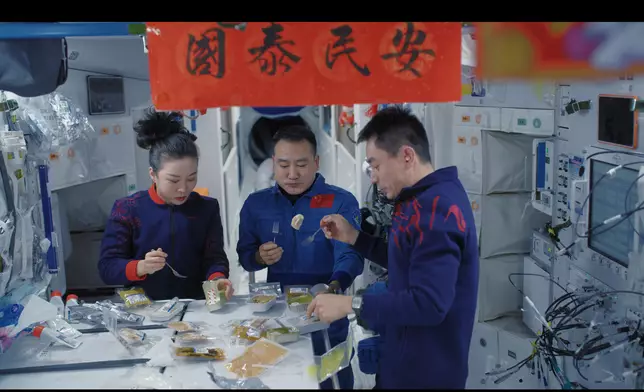 三位太空人親自攝影。