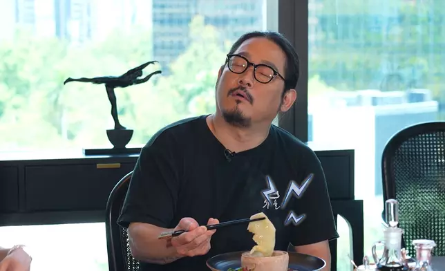 Agnes招呼金主廚品嚐「陳皮宴」。