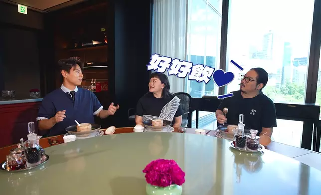 Agnes招呼金主廚品嚐「陳皮宴」。