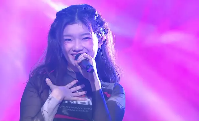 Hoonry以一身黑色透視上衣配紅色下擺牛仔褲造型亮相，帶來跳唱歌曲《未知》。