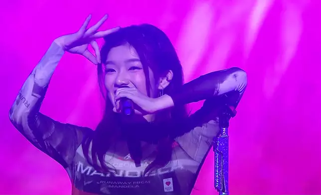 Hoonry以一身黑色透視上衣配紅色下擺牛仔褲造型亮相，帶來跳唱歌曲《未知》。