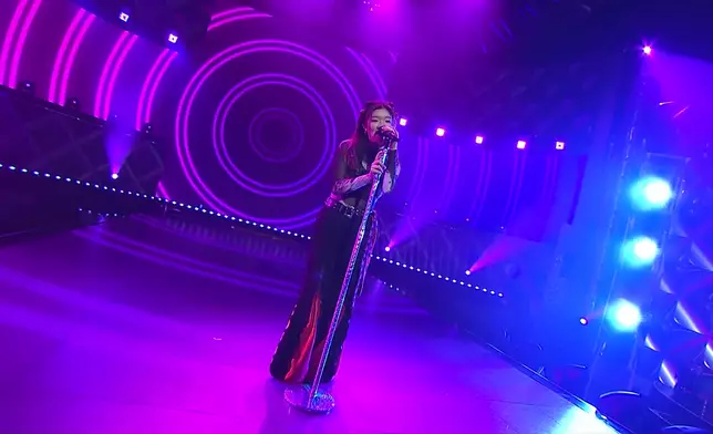 Hoonry以一身黑色透視上衣配紅色下擺牛仔褲造型亮相，帶來跳唱歌曲《未知》。