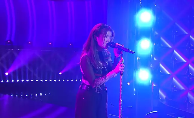 Hoonry以一身黑色透視上衣配紅色下擺牛仔褲造型亮相，帶來跳唱歌曲《未知》。