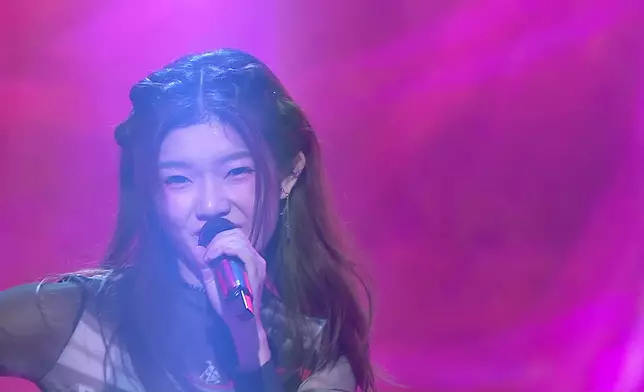 Hoonry以一身黑色透視上衣配紅色下擺牛仔褲造型亮相，帶來跳唱歌曲《未知》。