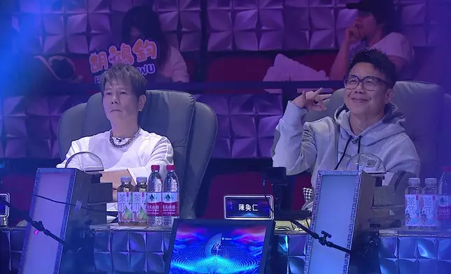 唱到評審陳奐仁（Hanjin）都忍不住跟著她的動作揮動。