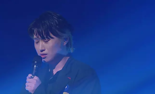 Ryan演繹《用背脊唱情歌》。