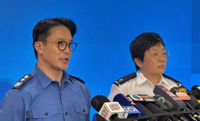 警務處柴灣分區指揮官警司趙慧明（右）及消防處副消防總長霍振明（左）向傳媒簡報案情。香港警察FB