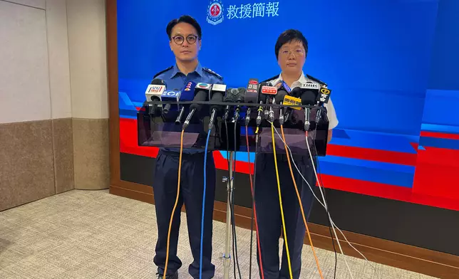 警務處柴灣分區指揮官警司趙慧明（右）及消防處副消防總長霍振明（左）向傳媒簡報案情。香港警察FB