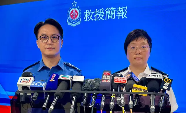 警務處柴灣分區指揮官警司趙慧明（右）及消防處副消防總長霍振明（左）向傳媒簡報案情。香港警察FB