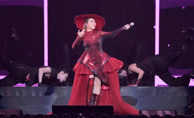 以全新的酒紅色華麗晚裝開場。