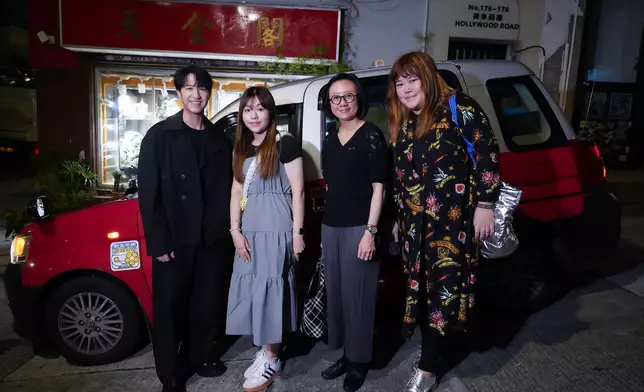 與三位幸運「追風」單獨搭的士，沿途彈結他唱歌、聊天交流。