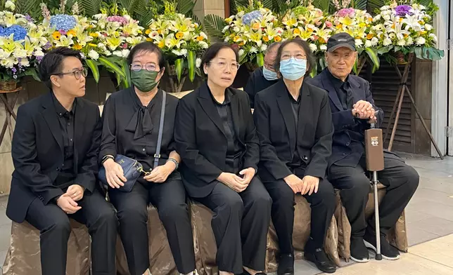 黎宣丈夫與多名子女送別愛妻。