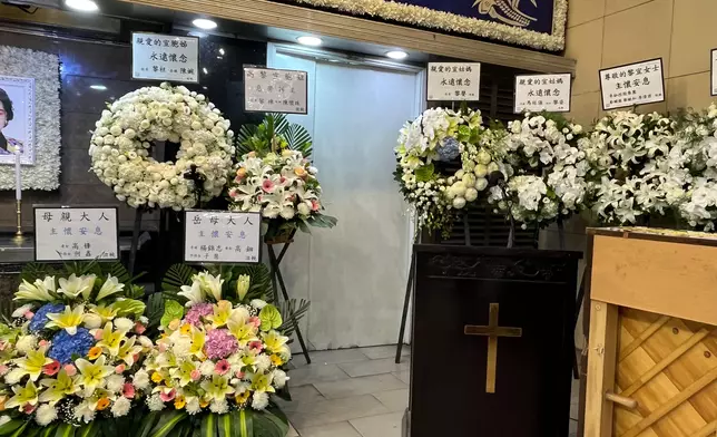 黎宣的親友及圈中好友們亦致送花牌悼念，包括有黎姿與丈夫馬廷強、黎姿弟弟黎嬰。