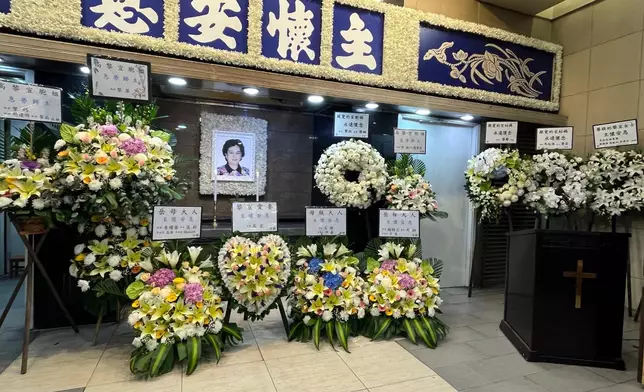 前方分別放有丈夫高宏、長女高鈿、二女高鈴及幼女高鋒的花牌。