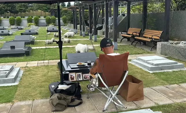 具俊曄幾乎每日去到大S墓前陪伴守候。（小紅書圖片）