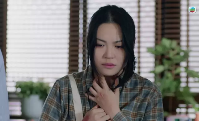 麥皓兒角色一出場嘅時候、手部已經有瘀傷，佢話係刻意化落去、去暗示個角色受到家暴，真係好有心思。