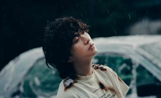 邱鋒澤10月4及5日携英文新歌《FLAMES OF YOU》到港派送福利，與150位跑友夜跑維港享受當下。