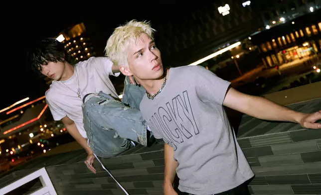 帶領樂迷踩動感單車為下首新歌解鎖。