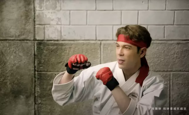 新歌MV中，German以各種不同電玩造型亮相。