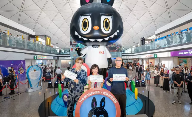 張敬軒昨日（22日）出席《THE MONSTERS × 香港國際機場》藝術體驗，軒仔並聯同著名繪本作家龍家昇等一同主持揭幕儀式。