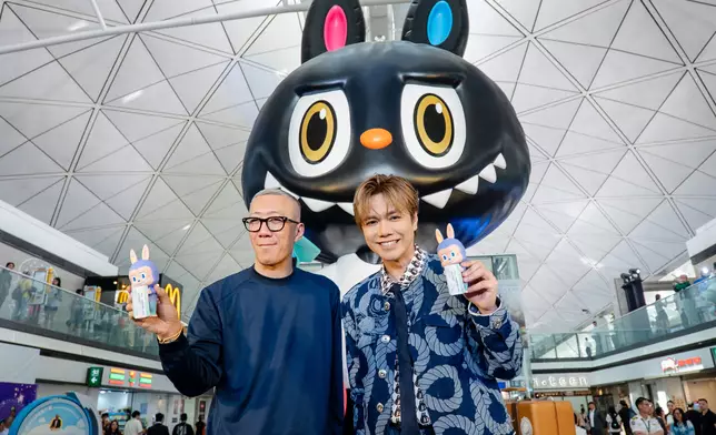 張敬軒與龍家昇拿着公仔合影。