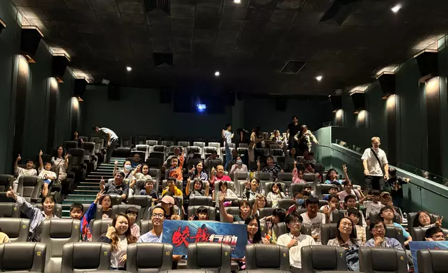 藝人團體行善邀請低收入家庭欣賞深海軍事鉅製《蛟龍行動》。