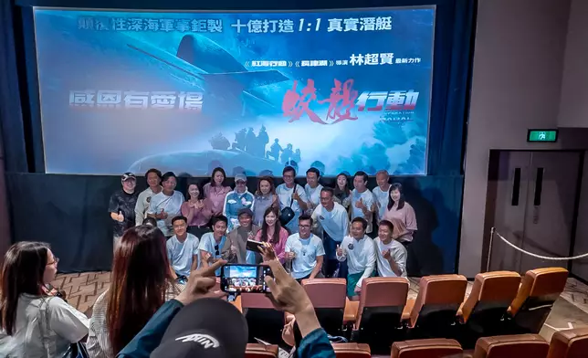 藝人團體行善邀請低收入家庭欣賞深海軍事鉅製《蛟龍行動》。