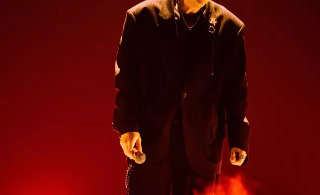 還首次公開演唱全新單曲。