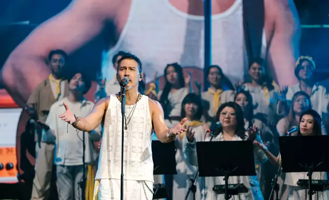 樂迷起身拍掌行動支持回歸樂壇。