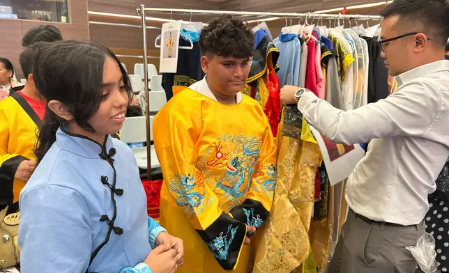 東華三院郭一葦中學亦於現場設立華服試穿攤位。