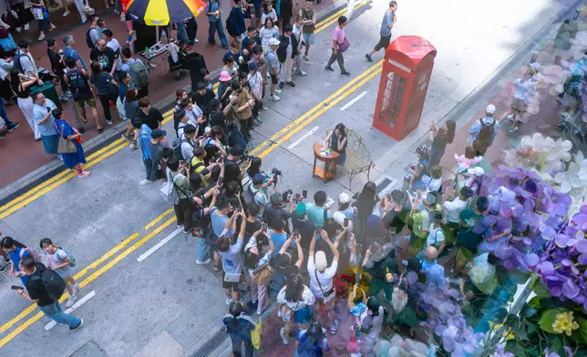 吸引大批途人圍觀，非常熱鬧！