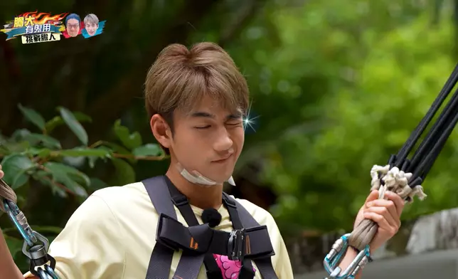 Jeffrey以一個招牌單眼回應。