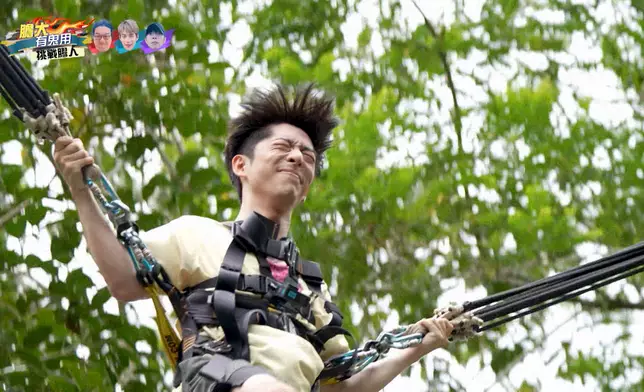 全程閉著眼，沒有發出任何聲音。