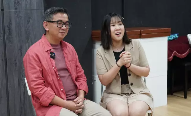 早前《初雪》導演、編劇一休導演及香港舞台劇獎最佳音樂劇女配角胡希文接受《心韓》專訪。 心韓記者攝