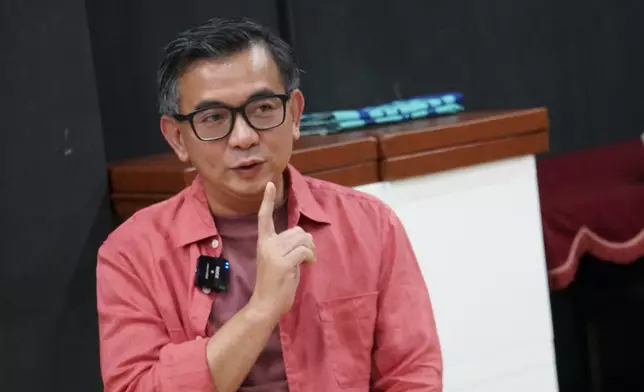 一休導演希望能透過《初雪》令大家感到開心。 心韓記者攝