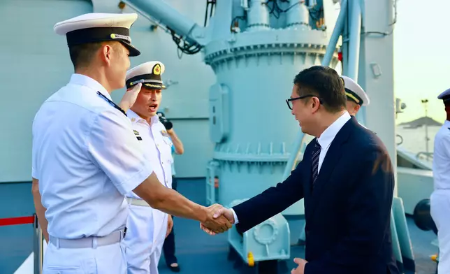 鄧炳強與紀律部隊首長登戚繼光艦和沂蒙山艦參觀。鄧炳強FB圖片