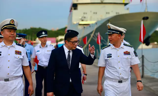 鄧炳強與紀律部隊首長登戚繼光艦和沂蒙山艦參觀。鄧炳強FB圖片