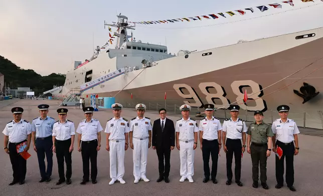 鄧炳強與紀律部隊首長登戚繼光艦和沂蒙山艦參觀。鄧炳強FB圖片