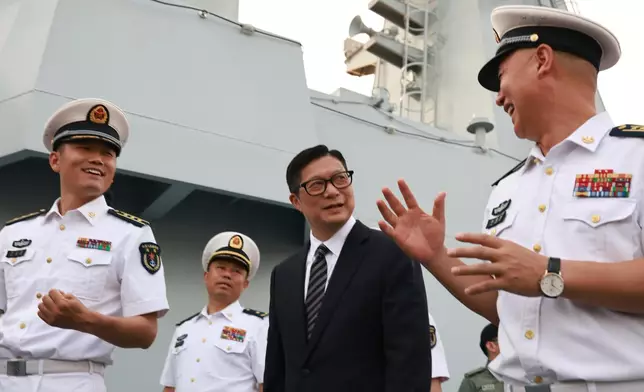 鄧炳強與紀律部隊首長登戚繼光艦和沂蒙山艦參觀。鄧炳強FB圖片