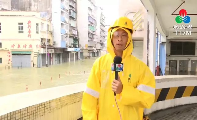 澳廣視記者在內港現場直擊報道指，海水如「瀑布」般不斷湧入街道，路面完全被黃泥水淹沒。澳廣視影片截圖