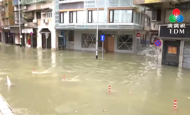 澳廣視記者在內港現場直擊報道指，海水如「瀑布」般不斷湧入街道，路面完全被黃泥水淹沒。澳廣視影片截圖