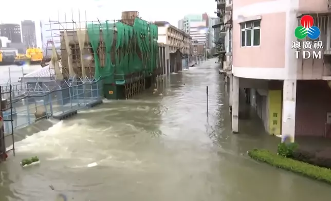 澳廣視記者在內港現場直擊報道指，海水如「瀑布」般不斷湧入街道，路面完全被黃泥水淹沒。澳廣視影片截圖