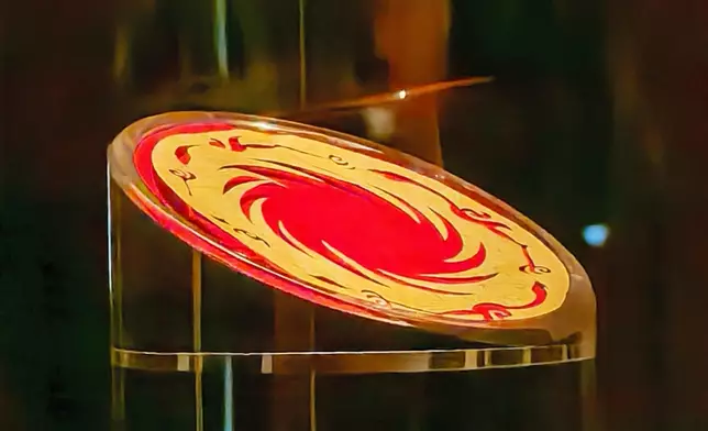 太陽神鳥金飾。巴士的報記者攝