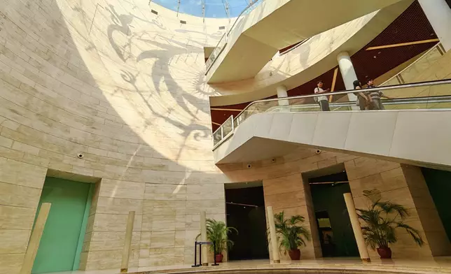 陳列館玻璃頂以太陽神鳥金飾設計。巴士的報記者攝