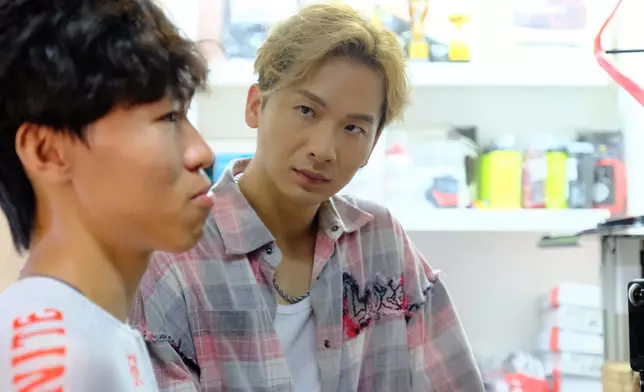 周吉佩埋位前再度細聽受訪者的故事，由公路單車到創立自己的單車品牌，浩晴的故事十分勵志。