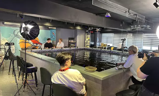 難得有機會到訪香港釣蝦場，吉吉即興奮埋位試釣。