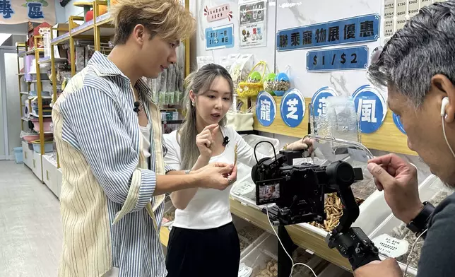 吉吉對寵物零食十分感興趣，還即場試食。