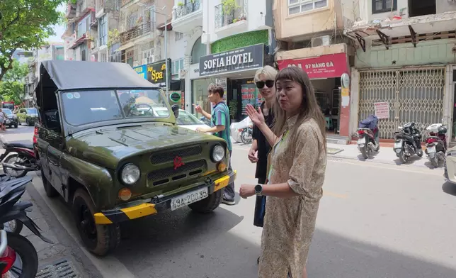 三人坐開篷吉甫車遊三十六巷街。