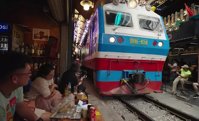 火車近距離駛過的感覺震撼。