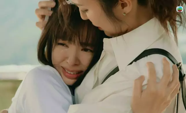 Zoie個女因為見到媽咪畀丁丁追殺，嚇到喊晒口要衝入直播現場攬住媽咪定驚，好搞笑。